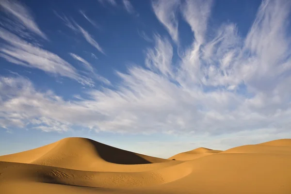 Хмарного неба пустелі — стокове фото