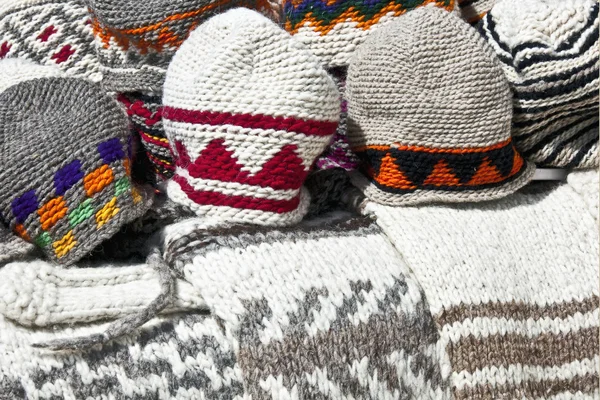 Шерстяные шапки и свитера ручной работы — стоковое фото