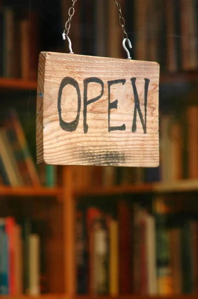 En öppen bok shop tecken — Stockfoto