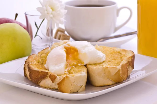 Свежее яйцо на тосте — стоковое фото
