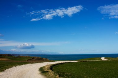 Kırsal yol ve mavi gökyüzü