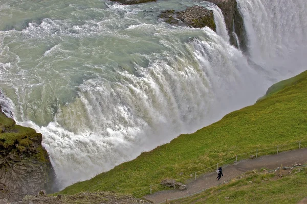 冰岛瀑布ベルギー f16 戦闘機で飛んで — 图库照片