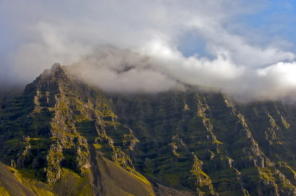 Islandia musgo cubierto montaña Imagen De Stock