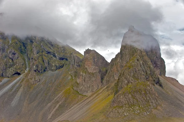 Islândia montanhas nuvens Imagens Royalty-Free