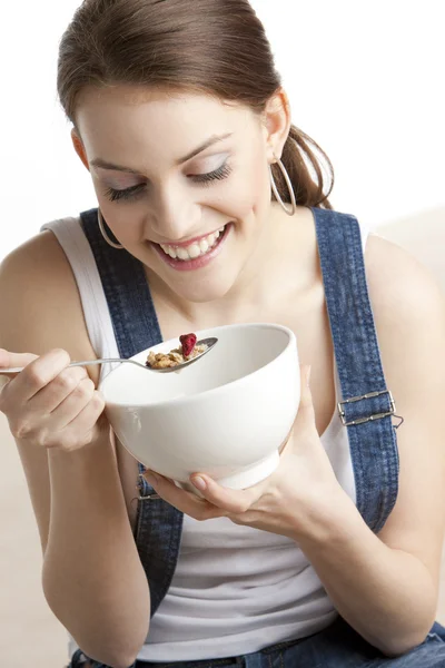 Nő étkezési gabona — Stock Fotó