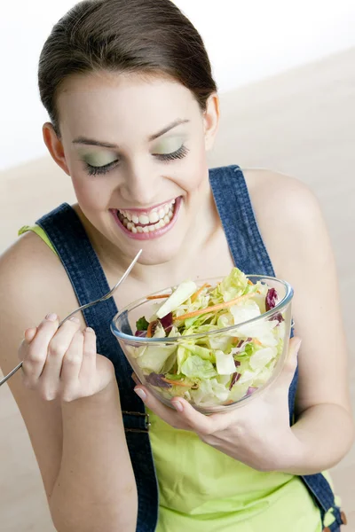 Retrato de mulher comendo salada — Fotografia de Stock