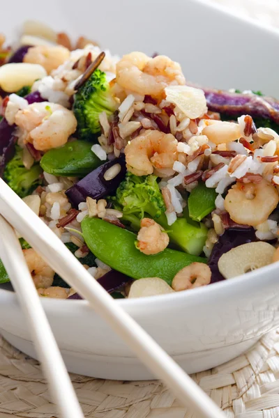 Wild rice with vegetables and prawns — Stock Photo, Image