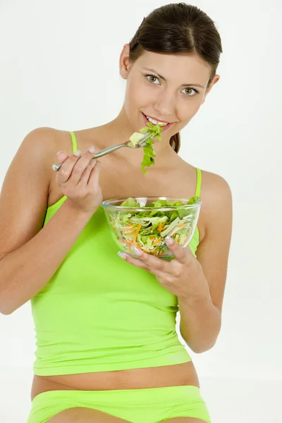 Portrait de femme mangeant de la salade — Photo