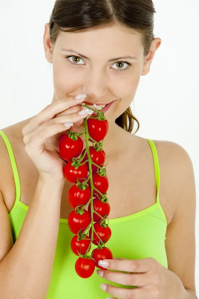 Mulher segurando tomates — Fotografia de Stock