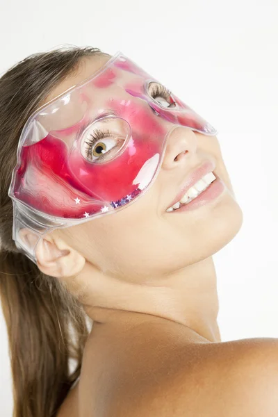 Γυναίκα με ψύξη του προσώπου μάσκα — Φωτογραφία Αρχείου