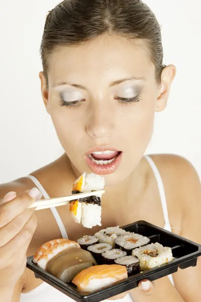 寿司を持つ女性 — ストック写真