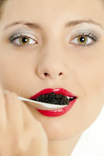 Mujer con caviar negro —  Fotos de Stock