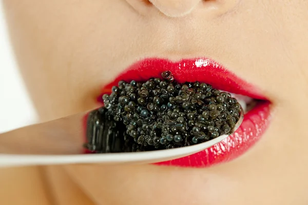 Mulher com caviar preto — Fotografia de Stock