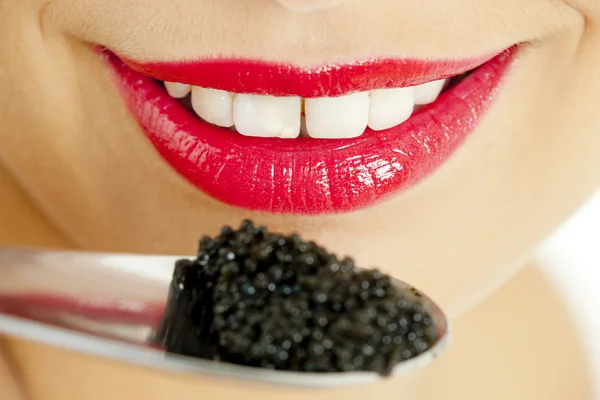 Femme avec caviar noir — Photo