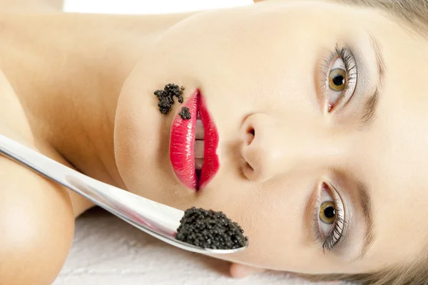 Mulher com caviar preto — Fotografia de Stock