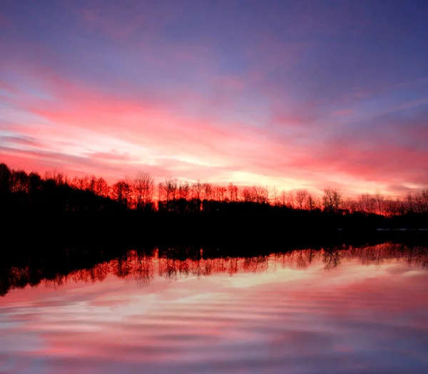 夕阳在河上 — 图库照片