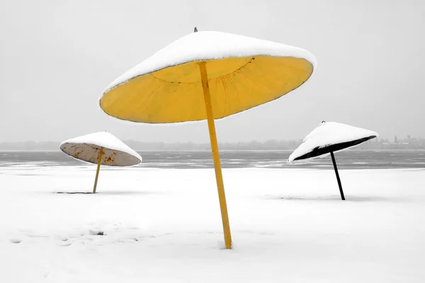 Inverno sulla spiaggia abbandonata — Foto Stock