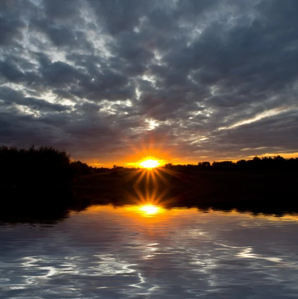 Schöner Sonnenuntergang mit Wasserspiegelung — Stockfoto