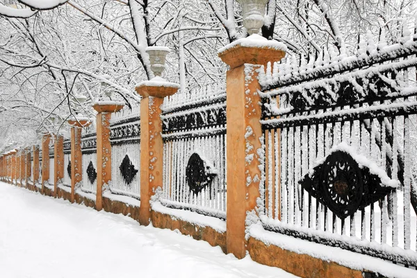 Clôture couverte de neige — Photo
