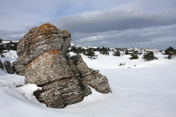 Скеля в горах — стокове фото