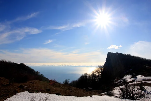 Sol sobre roca de montaña — Foto de Stock