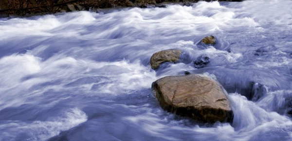Синій гірський потік — стокове фото