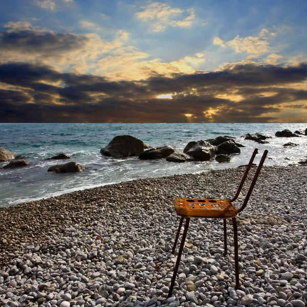 Vieja silla perdida en la playa — Foto de Stock