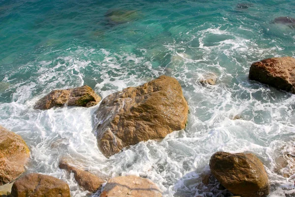 Stenar i havet bevattnar — Stockfoto