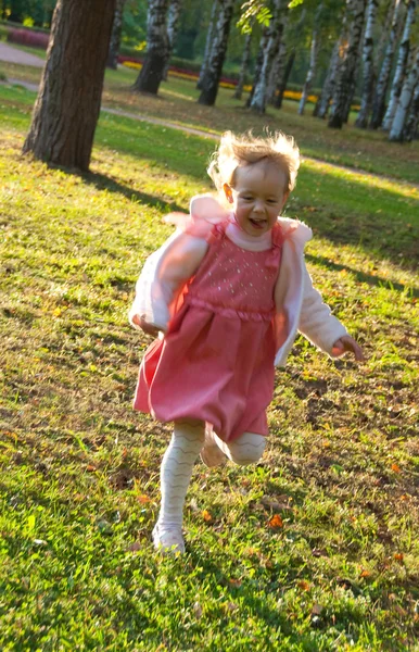 Girl fun runs in the park — Stock Photo, Image