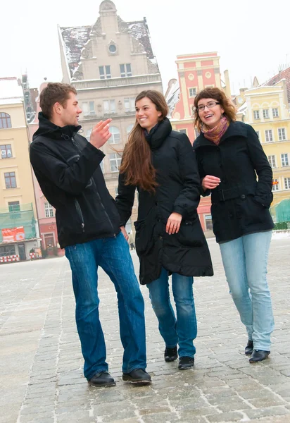 Drie vrienden op een straat — Stockfoto