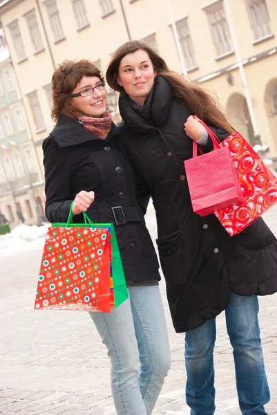 Две счастливые девушки после покупки — стоковое фото
