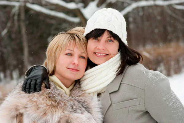 Zwei glückliche Frauen mittleren Alters — Stockfoto
