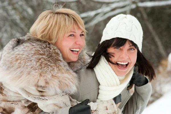 Deux femmes d'âge moyen heureuses — Photo