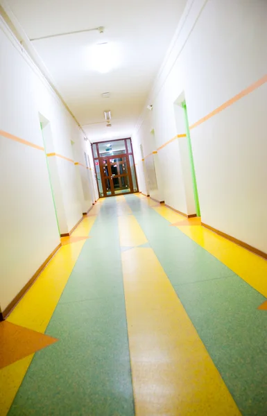 Vista diagonal do corredor com porta — Fotografia de Stock