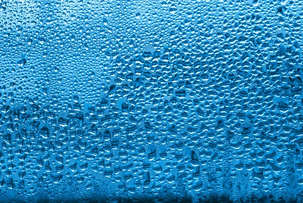 Настоящие капли воды на стекло — стоковое фото