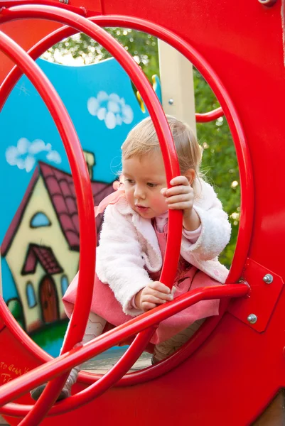 Klein meisje speelt in Speeltuin — Stockfoto