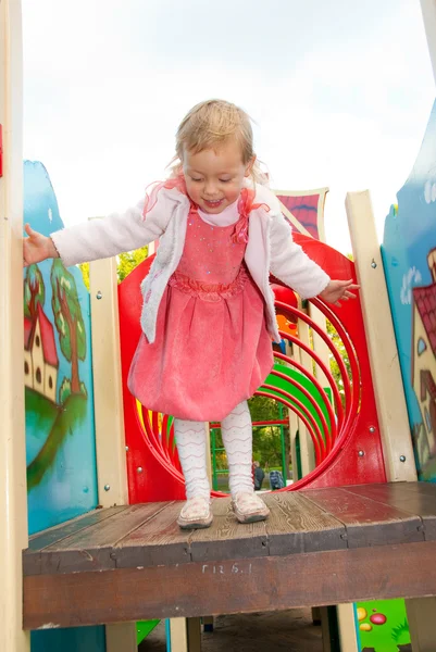 Kleines Mädchen spielt auf Spielplatz — Stockfoto