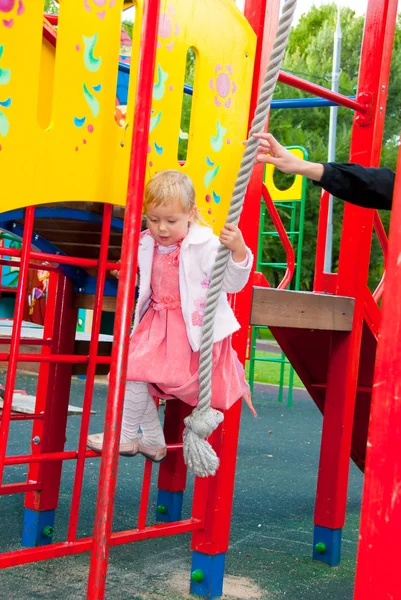 Bambina gioca nel parco giochi — Foto Stock