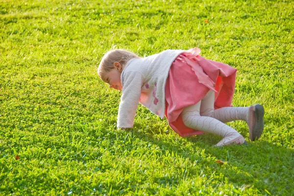 Dziewczynka gra na trawie — Zdjęcie stockowe