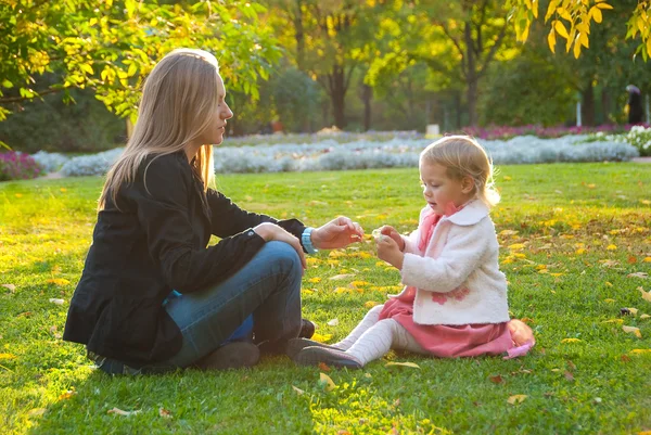 Mother and daughter play in the park — Stock Photo, Image