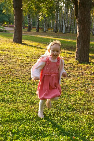 Menina pequena diversão corre em um parque — Fotografia de Stock