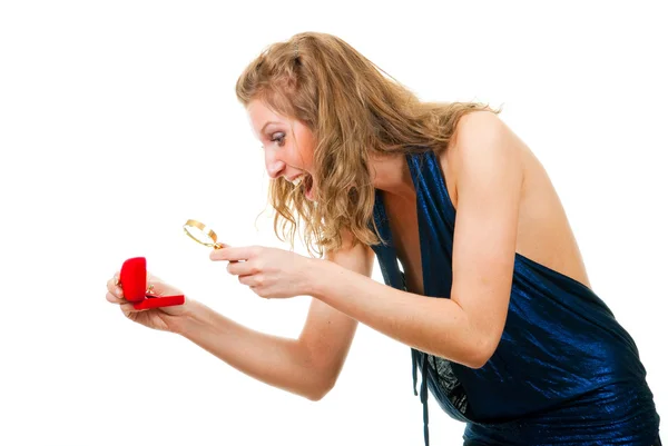Vrouw kijken naar ring via Vergrootglas — Stockfoto