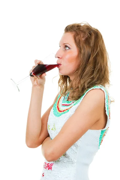 Vrouw drinkt wijn uit een glas — Stockfoto
