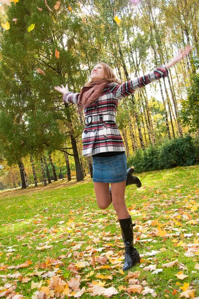 Щаслива дівчина на осінній природі — стокове фото