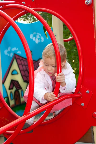 Menina brinca no parque infantil — Fotografia de Stock