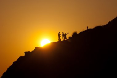 bir dağın üzerinde Silhouettes