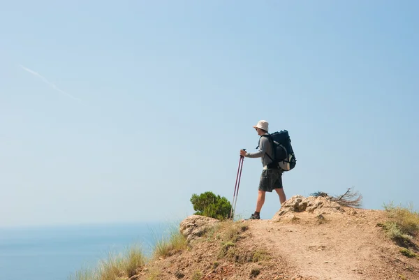 Hiker on a peak — Stock Photo, Image