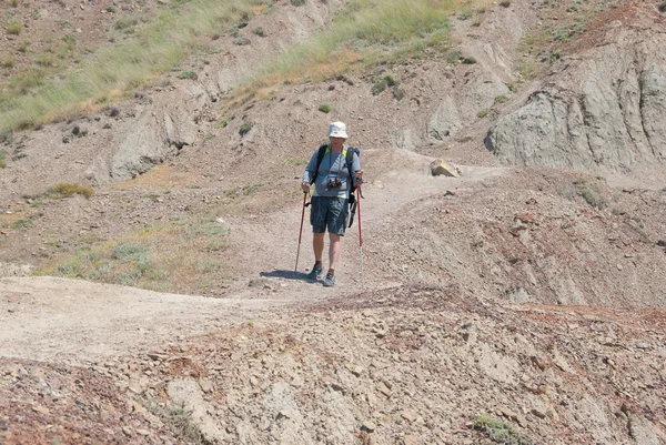 背包客徒步沙漠路径上 — 图库照片