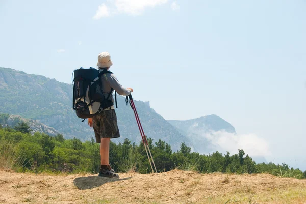 Hiker on a peak — Stock Photo, Image