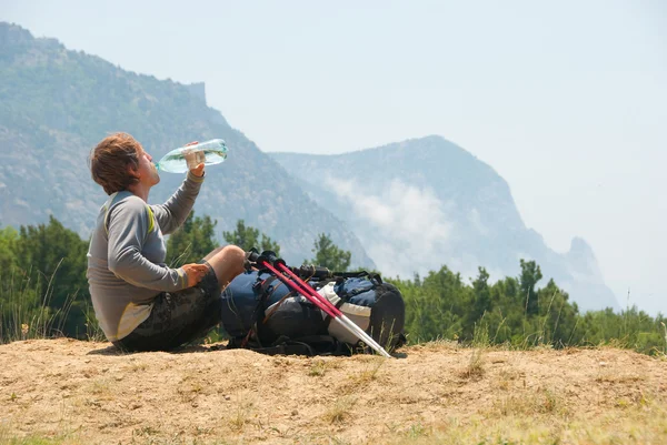 Stanco escursionista beve acqua — Foto Stock